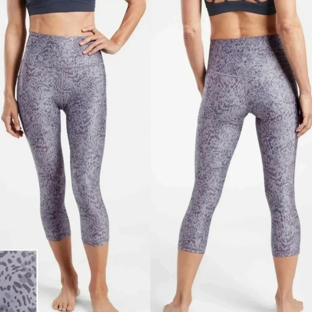 Athleta Womens Small Salutation Stash Pocket II Tempest Violet Capri Leggings